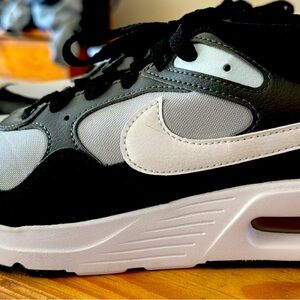 ***New never worn Men’s Nike Air size 9 NWOT***